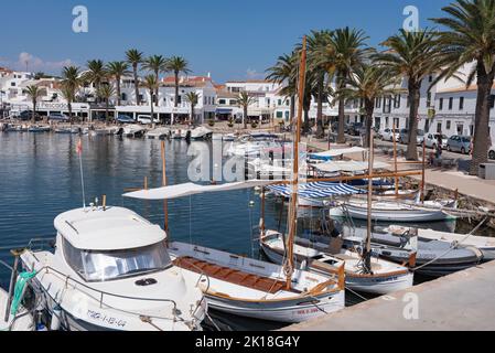 Barche da pesca tradizionali nel porto di Fornells a Minorca, Spagna. Foto Stock