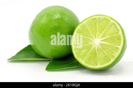 Lime a metà e foglie isolate su fondo bianco. Foto Stock