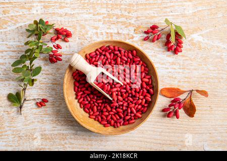 Mucchio di vulgaris Berberis anche conosciuto come barberry comune, barberry europeo o barberry sul piatto in kicthen domestico. Frutta medicinale a base di erbe commestibile. Foto Stock