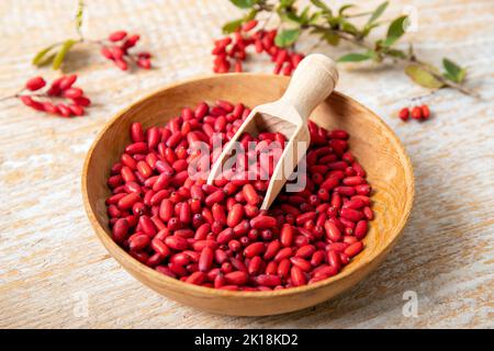 Mucchio di vulgaris Berberis anche conosciuto come barberry comune, barberry europeo o barberry sul piatto in kicthen domestico. Frutta medicinale a base di erbe commestibile. Foto Stock