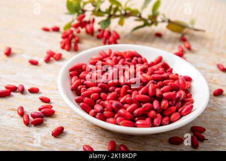 Mucchio di vulgaris Berberis anche conosciuto come barberry comune, barberry europeo o barberry sul piatto in kicthen domestico. Frutta medicinale a base di erbe commestibile. Foto Stock