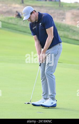 Roma, Italia . 16th Set, 2022. 16th settembre 2022; Marco Simone Golf Club, Roma, Italia: 79th Open D'Italia PGA Golf Tournament, round 2; Matt Fitzpatrick putts Credit: Action Plus Sports Images/Alamy Live News Credit: Action Plus Sports Images/Alamy Live News Foto Stock