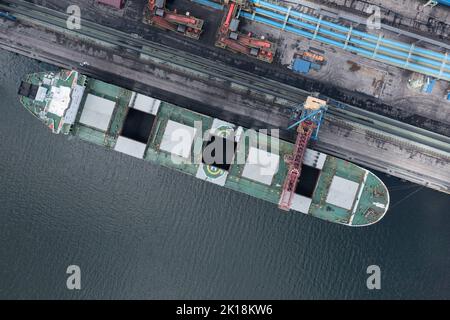 Nakhodka, Russia - 8 agosto 2022: Le navi marittime sono caricate in un ormeggio. Foto Stock