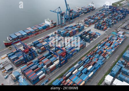 Nakhodka, Russia - 5 agosto 2022: Pile di container e navi marittime in porto, la vista dall'alto. Foto Stock