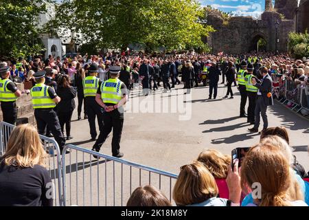 Folle e sicurezza della polizia in attesa del re Carlo III a Cardiff dopo il servizio di commemorazione della Regina Elisabetta II alla Cattedrale di Llandaff, settembre 2022 Foto Stock