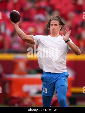 Kansas, Stati Uniti. 16th Set, 2022. 15 SETTEMBRE 2022: Il quarterback Justin Herbert (10) dei Los Angeles Chargers fa alcuni tiri caldi allo stadio Arrowhead di Kansas City, Missouri. TheChiefs batte i Chargers 27-24 Jon Robichaud/CSM. Credit: CAL Sport Media/Alamy Live News Foto Stock