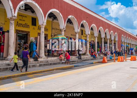 Mercato di strada che vende vestiti e prodotti tradizionali a Merida, Messico Foto Stock