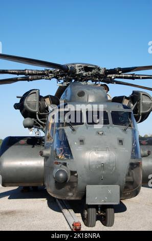 Elicottero marino ultra pesante su un asfalto tra le missioni vista frontale Foto Stock