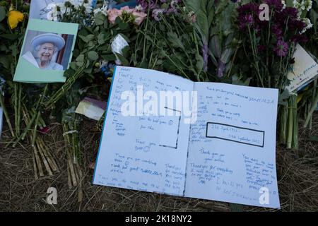 Fiori, bandiere e lettere lasciati nei giardini del Palazzo di Holyroodhouse come segno di rispetto per sua Maestà la Regina Elisabetta II, morta a 96yrs anni, a Edimburgo, in Scozia, il 13 settembre 2022. Foto Stock