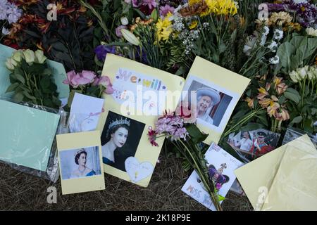 Fiori, bandiere e lettere lasciati nei giardini del Palazzo di Holyroodhouse come segno di rispetto per sua Maestà la Regina Elisabetta II, morta a 96yrs anni, a Edimburgo, in Scozia, il 13 settembre 2022. Foto Stock