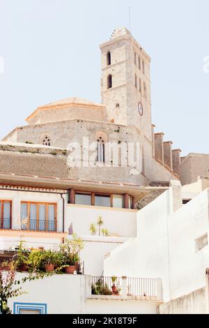 Vista del castello in cima alla collina da terra dominato dal Castello di Eivissa in Eivissa, Ibiza, Isole Baleari, Spagna Foto Stock