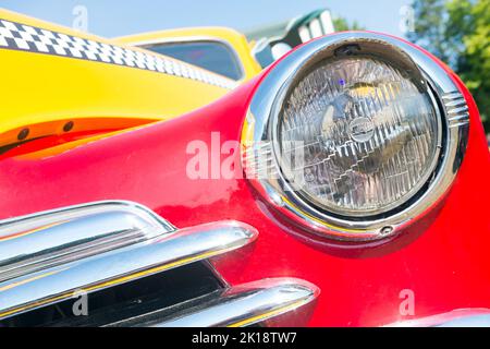 Fari e dettagli cromati e in bianco e nero su un taxi classico giallo di New York in occasione di un'esposizione di auto a Saffron Walden, Essex, Regno Unito Foto Stock