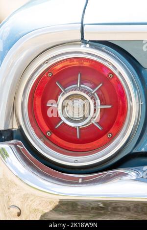 Luci di stop su un'auto americana lucida in un raduno di auto a Saffron Walden, Essex, Regno Unito Foto Stock