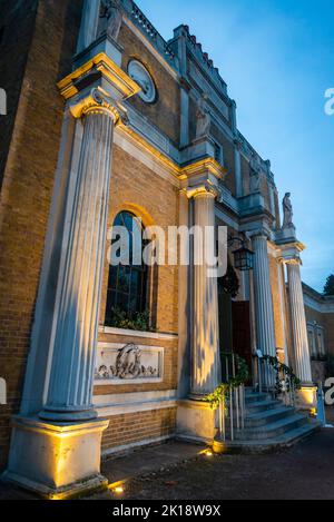 Facciata principale di Pitzhanger Manor, una casa di campagna inglese famosa come la casa di architetto neoclassico, Sir John Soane. Costruito tra il 1800 e il 1804 a Walpole Park Ealing, Londra, Inghilterra, Regno Unito Foto Stock