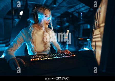 Ragazza cyber gamer gioca torneo di giochi per computer. Foto Stock