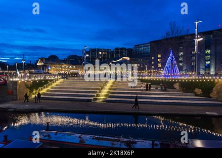 Il carbone cade Yard di notte, Handyside area, King's Cross urban Regeneration, Londra, Inghilterra, Regno Unito Foto Stock