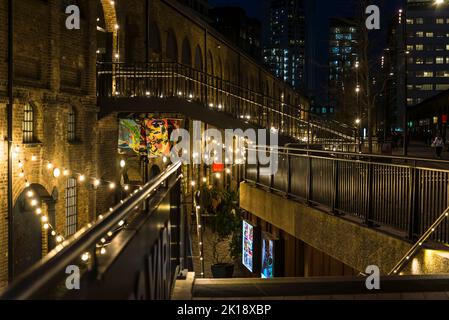 Il carbone cade Yard di notte, Handyside area, King's Cross urban Regeneration, Londra, Inghilterra, Regno Unito Foto Stock