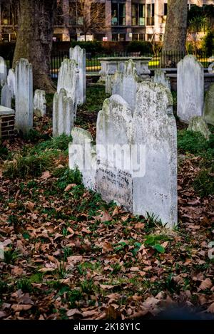 Bunhill Fields è un ex luogo di sepoltura nel quartiere di Islington fondato nel 1665, Londra, Inghilterra, Regno Unito Foto Stock