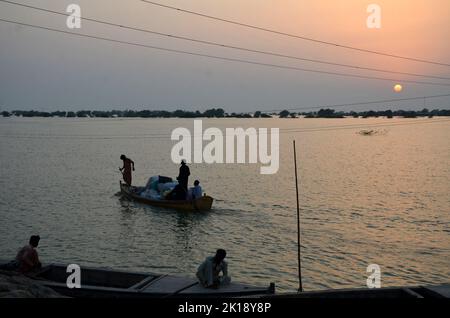 Jamshoro, Pakistan. 15th Set, 2022. Persone fila barche in acqua di alluvione nel distretto di Jamshoro, provincia di Sindh, Pakistan, 15 settembre 2022. Almeno 22 persone sono state uccise e altri nove feriti in pesanti inondazioni provocate dalla pioggia di monsoni nelle ultime 24 ore in Pakistan, ha affermato la National Disaster Management Authority (NDMA). Credit: Str/Xinhua/Alamy Live News Foto Stock