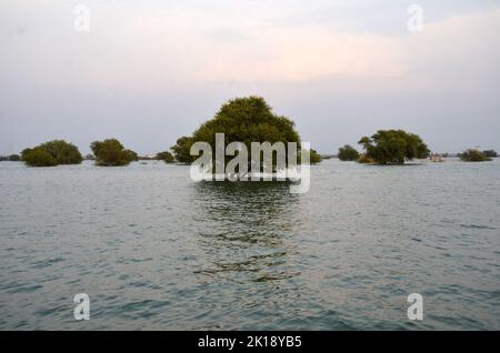 Jamshoro, Pakistan. 15th Set, 2022. Un'area allagata è vista nel distretto di Jamshoro, provincia di Sindh, Pakistan, 15 settembre 2022. Almeno 22 persone sono state uccise e altri nove feriti in pesanti inondazioni provocate dalla pioggia di monsoni nelle ultime 24 ore in Pakistan, ha affermato la National Disaster Management Authority (NDMA). Credit: Str/Xinhua/Alamy Live News Foto Stock