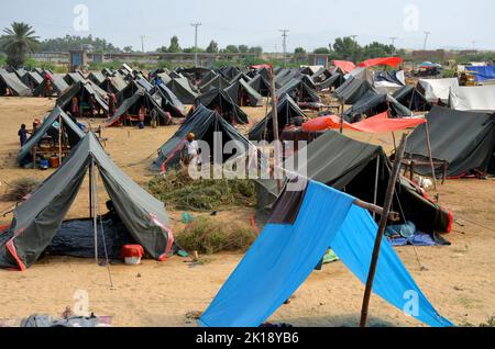 Jamshoro, Pakistan. 15th Set, 2022. Tende di persone colpite da alluvioni sono viste nel distretto di Jamshoro, provincia di Sindh, Pakistan, 15 settembre 2022. Almeno 22 persone sono state uccise e altri nove feriti in pesanti inondazioni provocate dalla pioggia di monsoni nelle ultime 24 ore in Pakistan, ha affermato la National Disaster Management Authority (NDMA). Credit: Str/Xinhua/Alamy Live News Foto Stock