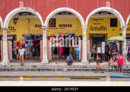 Mercato di strada che vende vestiti e prodotti tradizionali a Merida, Messico Foto Stock