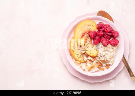 Porridge con lamponi, pesche e noci Foto Stock