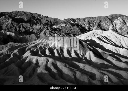 Un'immagine in scala di grigi di un canyon Foto Stock