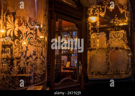 Vecchio pub finestra del Green King pub in Camden Passage, una vivace strada pedonale con bancarelle d'antiquariato, negozi, pub, ristoranti e caffè, Islington, Londra, Inghilterra, Regno Unito Foto Stock