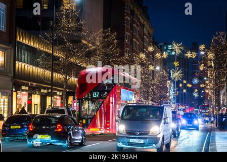 Sloane Street decorata con luci di Natale, Chelsea, Londra, Inghilterra, Regno Unito Foto Stock