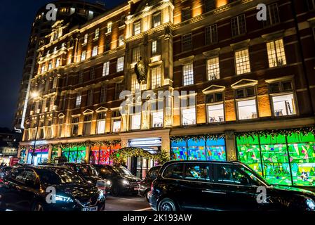 Harvey Nichols, fondata nel 1831, è una catena britannica di grandi magazzini di lusso con un negozio di punta a Knightsbridge, Knightsbridge, Londra, Inghilterra, Regno Unito Foto Stock