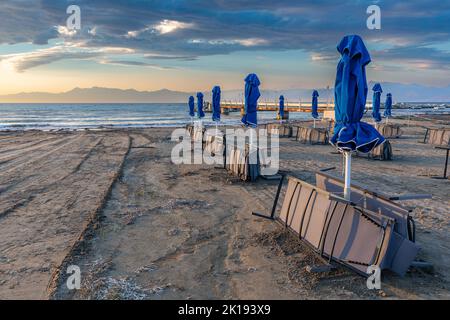 Sul lungomare di Roda, Corfù, Grecia Foto Stock