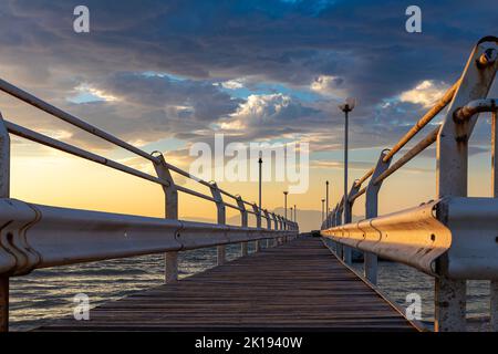 Sul lungomare di Roda, Corfù, Grecia Foto Stock