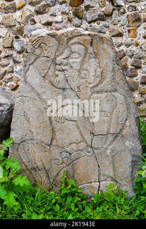 Il famoso Los Danzantes, monumenti in pietra scolpita accanto alla costruzione L, Monte Alban sito archeologico, Zapotec civiltà rovine, Oaxaca, Messico Foto Stock