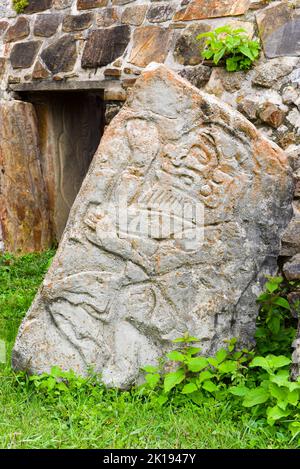 Il famoso Los Danzantes, monumenti in pietra scolpita accanto alla costruzione L, Monte Alban sito archeologico, Zapotec civiltà rovine, Oaxaca, Messico Foto Stock