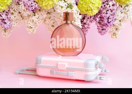 Profumo flacone nebulizzatore, Profumo bottiglia con tappo e gioielli Foto  stock - Alamy