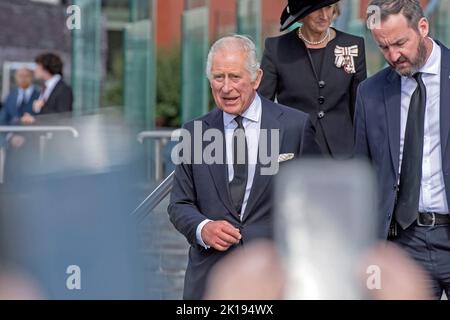 Cardiff, Regno Unito. 16th Set, 2022. Re Carlo III incontra i membri del pubblico dopo aver visitato l'edificio Senedd a Cardiff, Regno Unito questo pomeriggio. La visita della coppia reale britannica in Galles è l'ultima tappa del tour delle quattro capitali per celebrare l'occasione dell'adesione del re al trono dopo la morte della madre Regina Elisabetta. Credit: Phil Rees/Alamy Live News Foto Stock