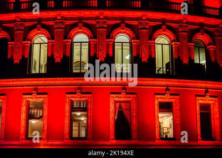 Royal Albert Hall, illuminata da una luce rossa brillante, Londra, Inghilterra, Regno Unito Foto Stock