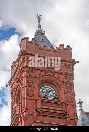 Cardiff, Regno Unito. 16th Set, 2022. Gli spoter della polizia sul balcone dell'edificio Pierhead nella baia di Cardiff durante la visita di Re Carlo III e Camilla, Regina Consort all'edificio Senedd a Cardiff, Regno Unito questo pomeriggio. La visita della coppia reale britannica in Galles è l'ultima tappa del tour delle quattro capitali per celebrare l'occasione dell'adesione del re al trono dopo la morte della madre Regina Elisabetta. Credit: Phil Rees/Alamy Live News Foto Stock