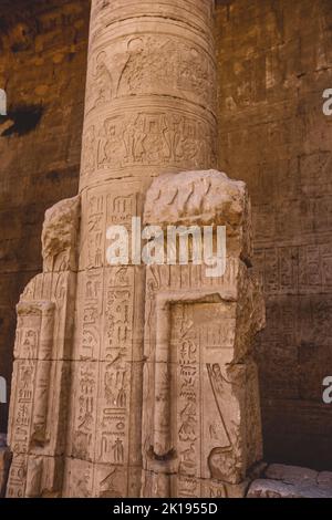 Immagine di un antico disegno egiziano sulle pareti del Tempio di Edfu, Egitto Foto Stock