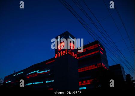 Gurugram, India. 12th Set, 2022. Un edificio di uffici Bharti Airtel nella foto a Gurugram, alla periferia di Nuova Delhi. Airtel dice che il suo servizio 5G sarà lanciato in un mese, che sarà probabilmente ottobre per coloro che vivono nelle città chiave della metropolitana come Delhi, Mumbai, Chennai, e alcuni altri entro la fine del 2023, come da media relazioni. (Foto di Kabir Jhangiani/Pacific Press/Sipa USA) Credit: Sipa USA/Alamy Live News Foto Stock