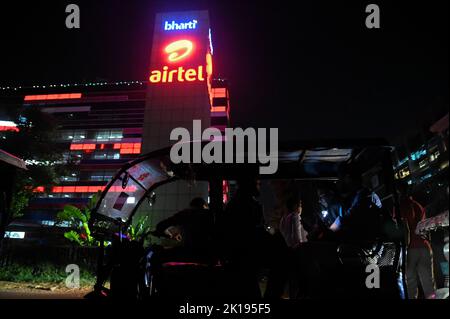 Gurugram, India. 12th Set, 2022. La gente usa il proprio telefono al di fuori dell'edificio degli uffici Bharti Airtel a Gurugram, alla periferia di Nuova Delhi. Airtel dice che il suo servizio 5G sarà lanciato in un mese, che sarà probabilmente ottobre per coloro che vivono nelle città chiave della metropolitana come Delhi, Mumbai, Chennai, e alcuni altri entro la fine del 2023, come da media relazioni. (Foto di Kabir Jhangiani/Pacific Press/Sipa USA) Credit: Sipa USA/Alamy Live News Foto Stock