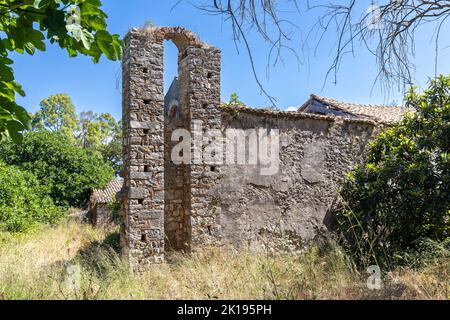 Rovine del monastero di Agia Ekaterini sull'isola di Corfù, Grecia Foto Stock