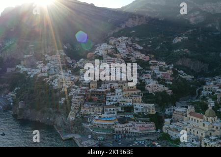 Un villaggio sulla scogliera di Positano, sulla Costiera Amalfitana del sud Italia. Foto Stock