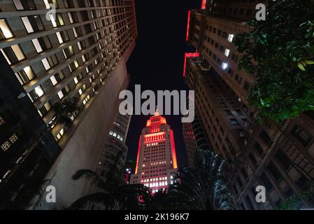 Farol Santander Building è illuminato con luci rosse di notte a Sao Paulo City Foto Stock