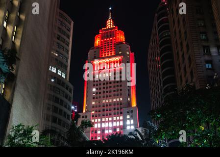 Farol Santander Building è illuminato con luci rosse di notte a Sao Paulo City Foto Stock