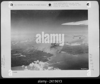 Consolidate i liberatori B-24 del Gruppo Bomb 448Th al di sopra della Target Area dopo aver fatto cadere le loro bombe su Rostock, Germania. 4 agosto 1944. Foto Stock