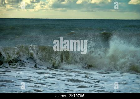 Ogni dieci anni si verifica una tempesta di sette punti. Cataclismi e fenomeni meteorologici in mare, tempeste e uragano in autunno Foto Stock