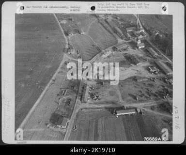 Installazioni danneggiate presso un Airfield a Niedermendig, Germania, prima che la ricostruzione fosse iniziata da uomini del 834Th ingegnere aereo battaglione. Foto Stock