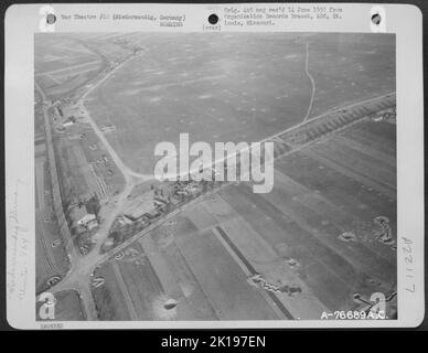 Installazioni danneggiate presso un Airfield a Niedermendig, Germania, prima che la ricostruzione fosse iniziata da uomini del 834Th ingegnere aereo battaglione. Foto Stock
